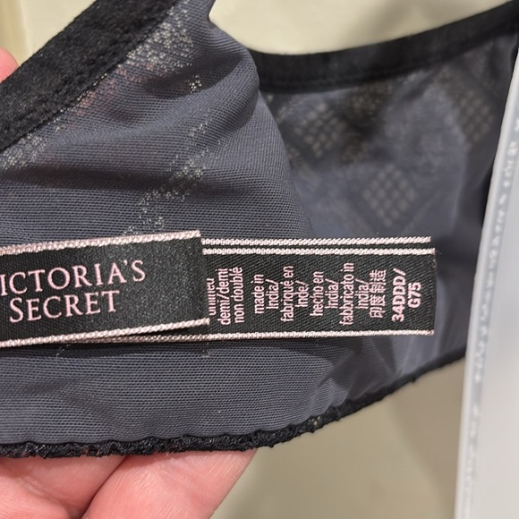 Victoria's Secret Elegant Black Lace Bra - Picture 3 of 4